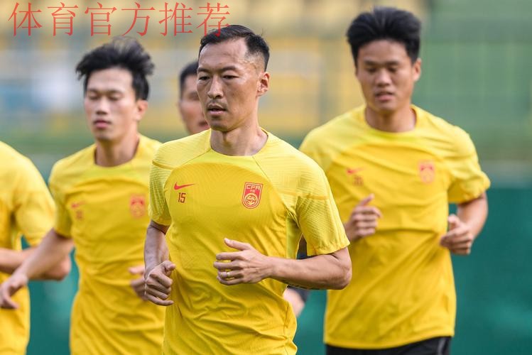 深圳首训 国足提前适应比赛用球 深圳首训 国足提前适应比赛用球